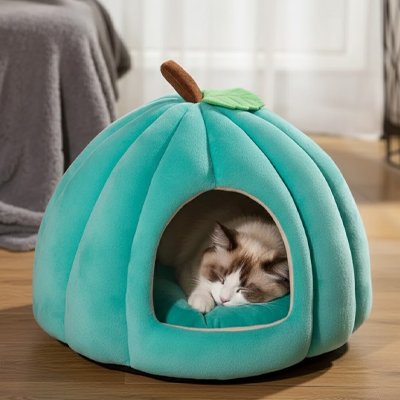 Niche pour chat citrouille reposant
